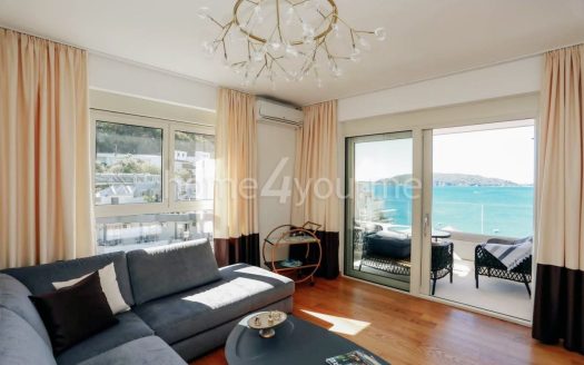 Luxurious penthouse with parking space, Rafailovici, Budva