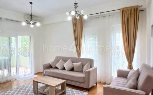 Spacious two-bedroom apartment in a building with pool, Podmaine, Budva