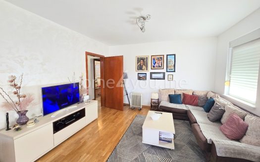 Three-bedroom apartment in Maine, Budva