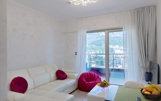 One-bedroom apartment for rent on the first line of the sea in the Harmonija building in Budva