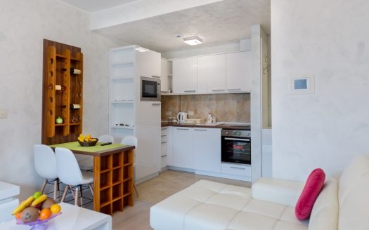 One-bedroom apartment for rent on the first line of the sea in the Harmonija building in Budva