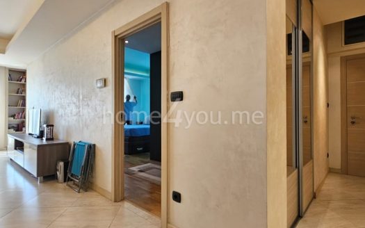 Three-bedroom apartment with garage space in a high-quality building – Budva, Rozino
