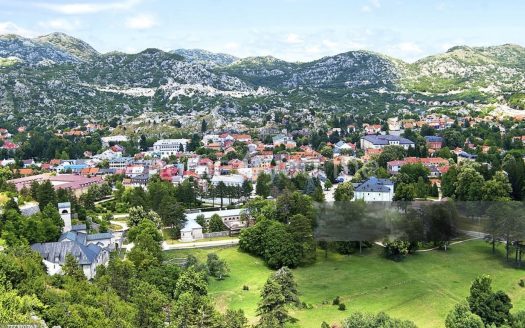 (Crnogoski) Zemljište sa UTU za gradnju, Cetinje