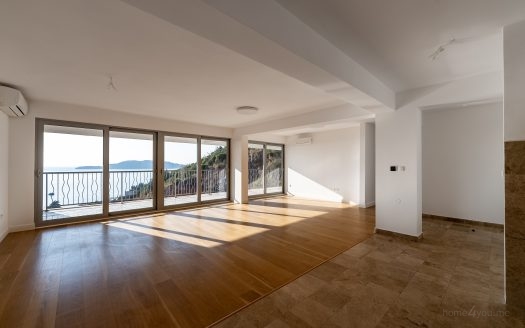 Three-bedroom penthouse with panoramic sea view and garage space, Pržno, Budva