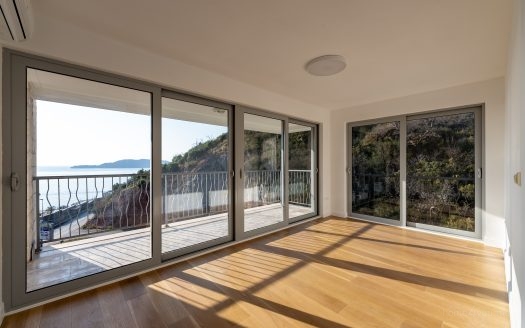 Three-bedroom penthouse with panoramic sea view and garage space, Pržno, Budva