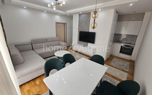 Furnished two-bedroom apartment with a spacious terrace and double garage, Bečići,Budva