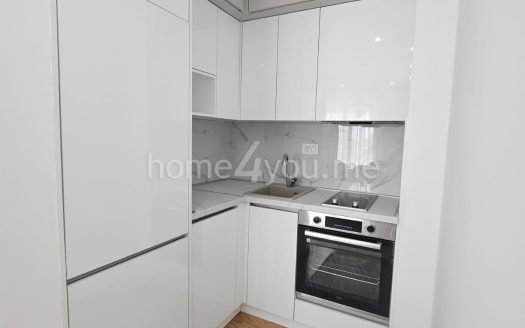 Furnished two-bedroom apartment with a spacious terrace and double garage, Bečići,Budva